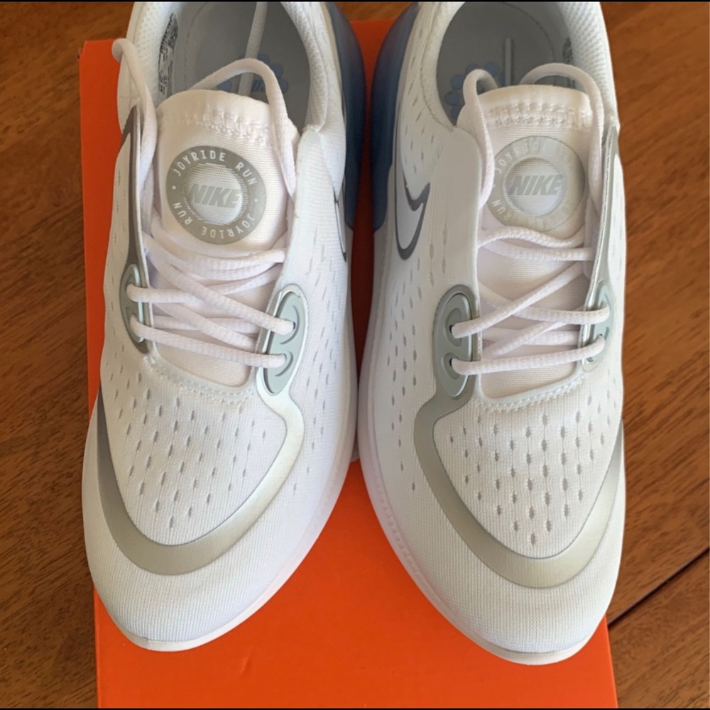 Unworn women’s Nike Dual Run Sneakers